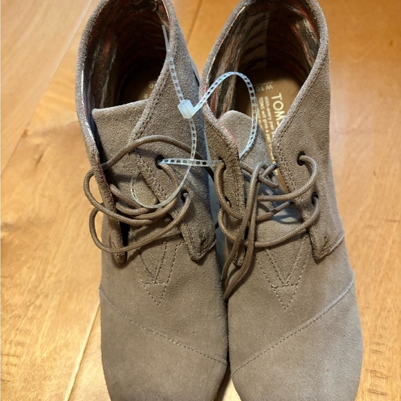 Toms  lace up ankle booties boots tan suede sz 10W new - Picture 2 of 6